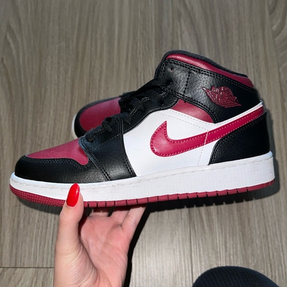 NIKE AIR JORDAN 1 SIZE 6 YOUTH - Picture 2 of 6